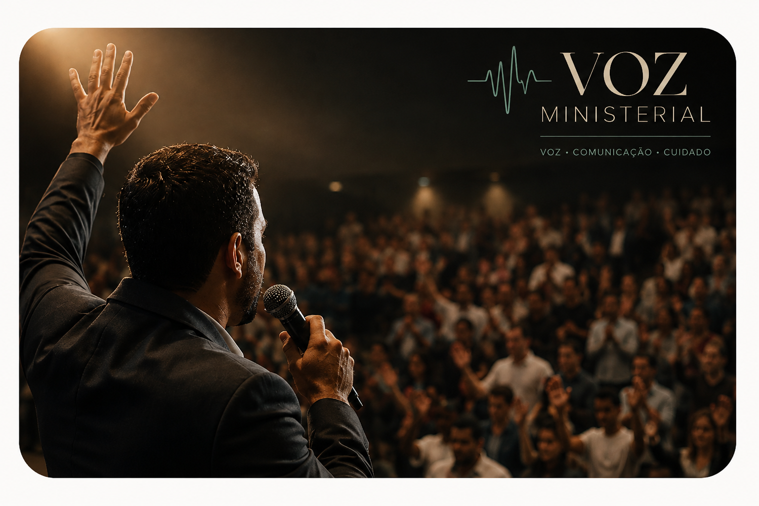 Pastor ministrando ao microfone diante da congregação, com a marca Voz Ministerial